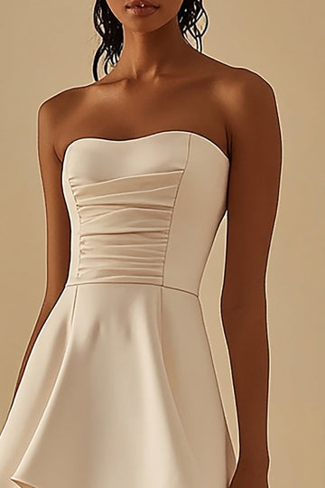 Robe courte bustier sans bretelles en satin ivoire